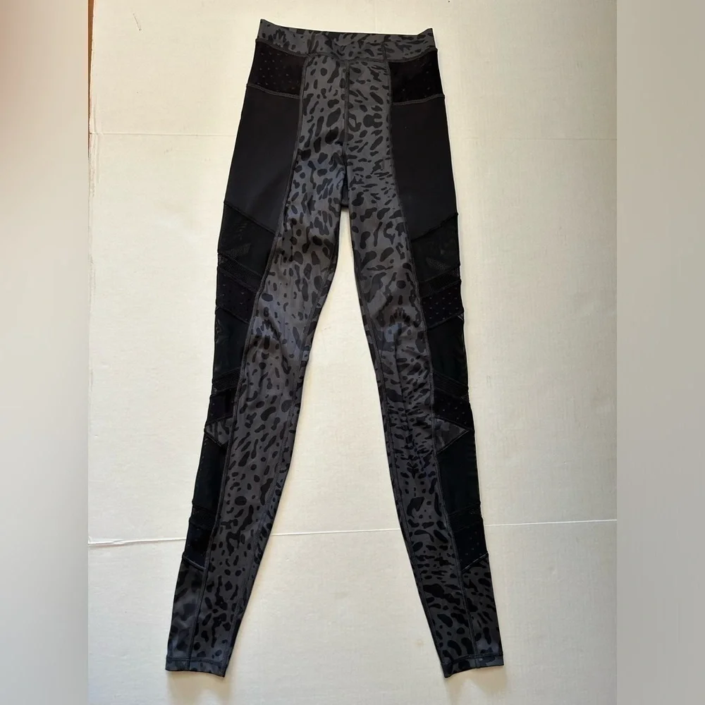 Lululemon Just Breathe animal swirl deep coal print compressionleggings Sz-2 H20